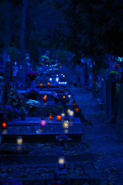 Cementerio tradicional polaco en la fiesta de todos los santos día en 1s — Foto de Stock