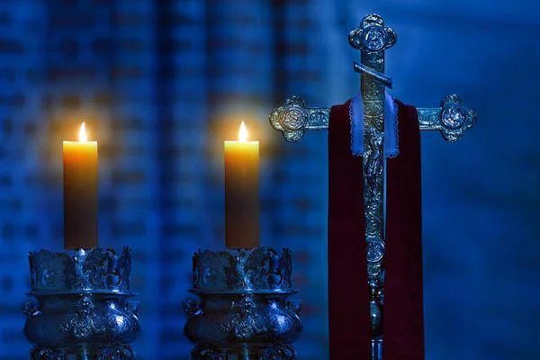 Bischofskreuz mit Stola und Kerzen in der dunklen Kathedrale — Stockfoto