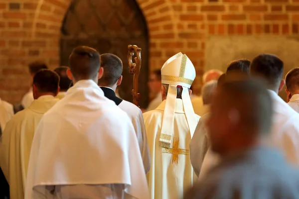 Bispo vai à missa acompanhado por sacerdotes — Fotografia de Stock