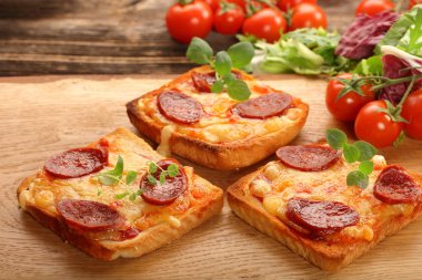 Peynir, sosis ve otlar ile tost ekmek