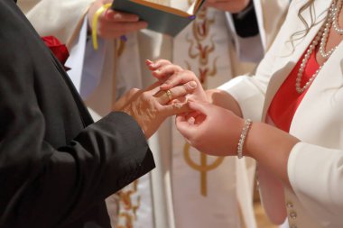 Gelin ve damat kilise düğün töreninde