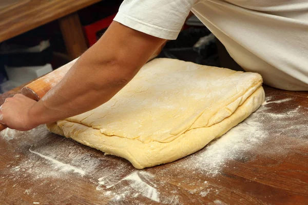 Şekerci puf böreği sarar.