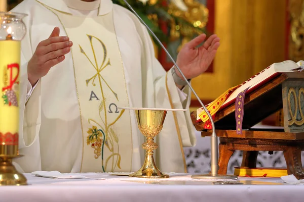 Cáliz Altar Sacerdote Celebrando Misa Fondo Espacio Vacío Para Texto —  Fotos de Stock