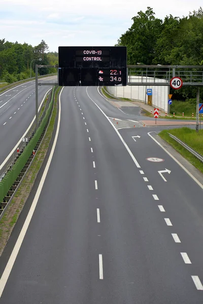 Estrada Vazia Placa Informações Com Covid Controle Inscriptio — Fotografia de Stock