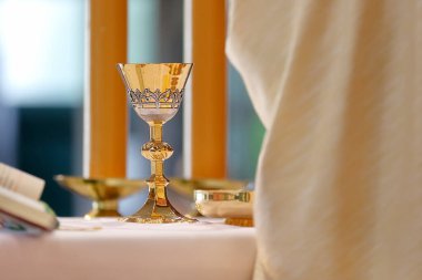 Kadeh mihrapta ve rahip arka planda ayini kutluyor ve metin için boşluk var.