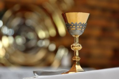 Kadeh kilisede sunakta ve boş alan da metin için.