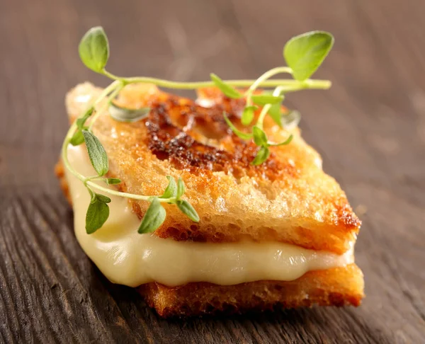 Peynirli taze tost ve Tex için boş alan olan otlar.