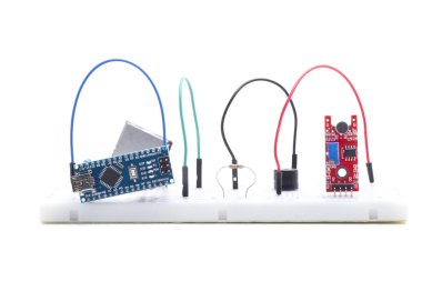 Ekmek tahtasında ses sensörü