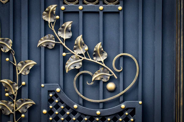 Sahte metal ürünlerinin parçası. yakın plan.