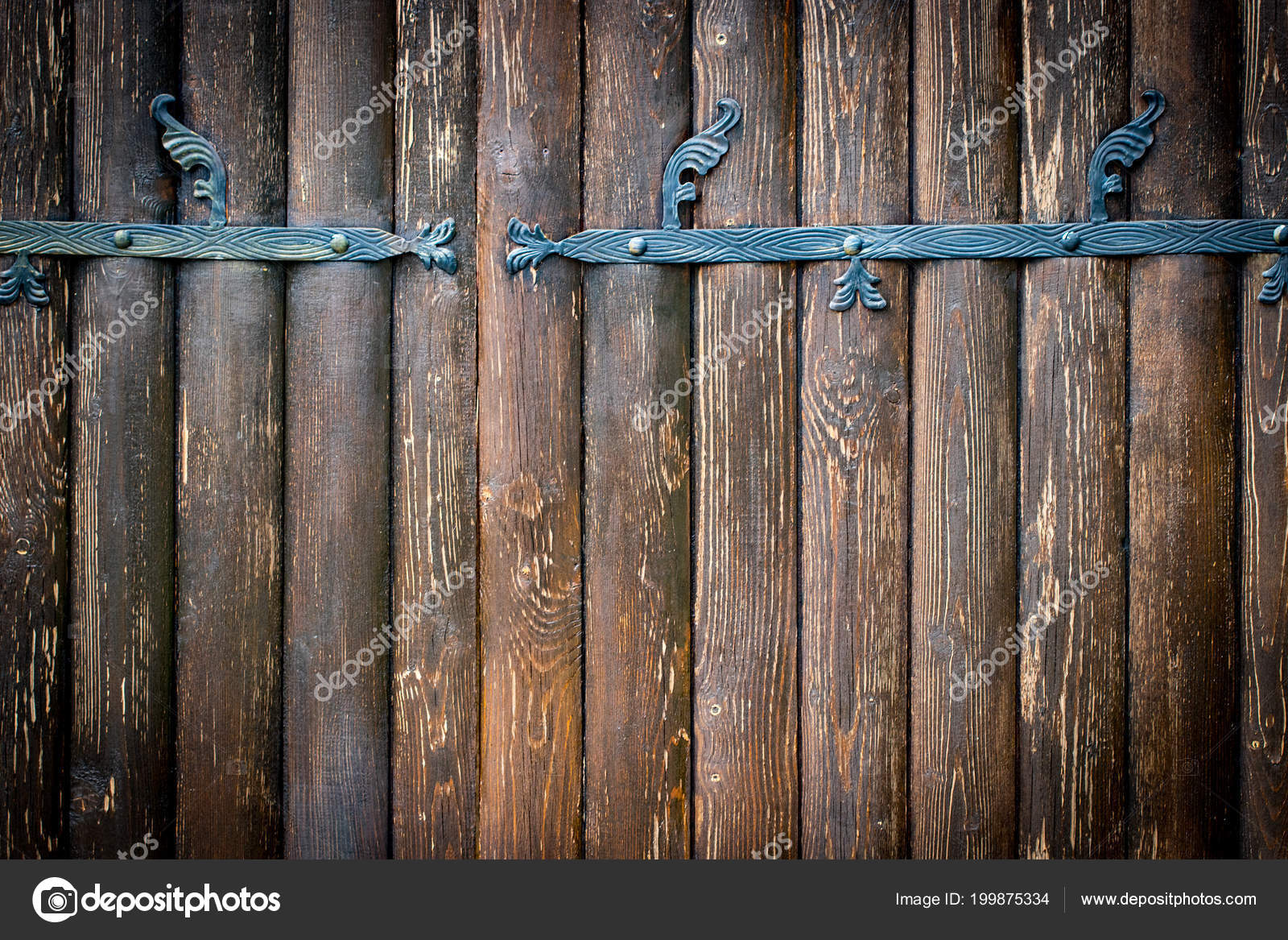 Porte Bois Avec Des éléments Fer Forgé Bouchent