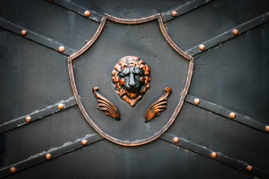 Sahte metal ürünlerinin parçası. yakın plan.