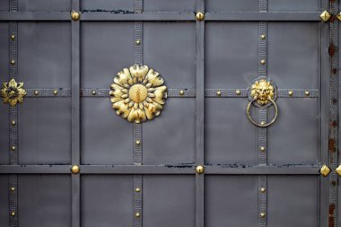 Sahte metal ürünlerinin parçası. yakın plan.