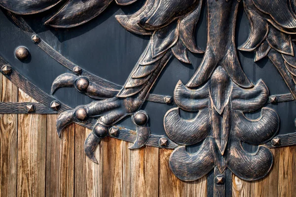 Деревянные Ворота Коваными Железными Элементами Вблизи — стоковое фото