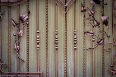 Demir kapılar, süs eşyası döşemeleri, sahte elementler.