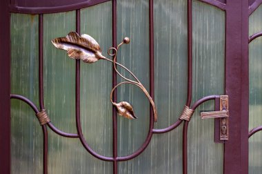 Demir kapılar, süs eşyası döşemeleri, sahte elementler.