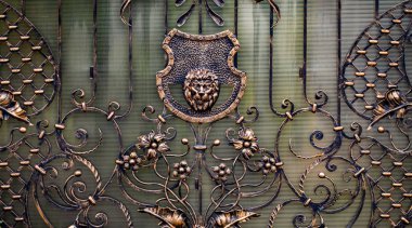 Bilgi, yapısı ve süs Dövme demir kapısı. Aslan, metalden yapılmış ile dekoratif ornamen.