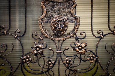 Bilgi, yapısı ve süs Dövme demir kapısı. Aslan, metalden yapılmış ile dekoratif ornamen.