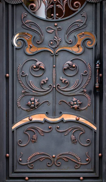 Demir kapılar, süs eşyası döşemeleri, sahte elementler.