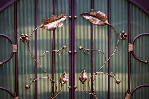 Demir kapılar, süs eşyası döşemeleri, sahte elementler.