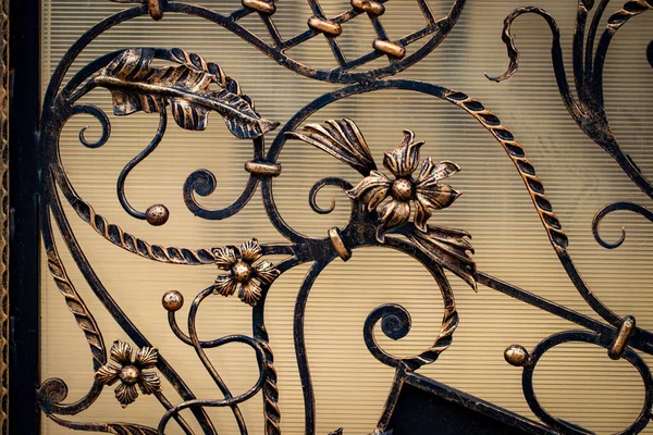 Demir kapılar, süs eşyası döşemeleri, sahte elementler.