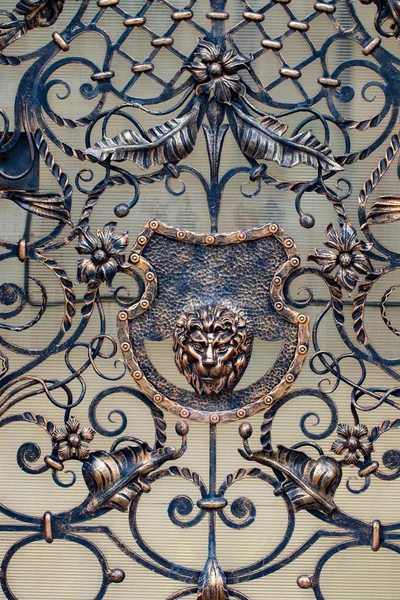 Bilgi, yapısı ve süs Dövme demir kapısı. Aslan, metalden yapılmış ile dekoratif ornamen.