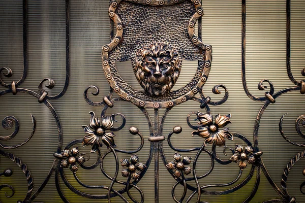 Bilgi, yapısı ve süs Dövme demir kapısı. Aslan, metalden yapılmış ile dekoratif ornamen.