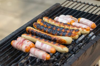 Izgarada ızgara sosis. Seçici odak.