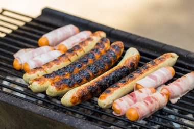 Izgarada ızgara sosis. Seçici odak.