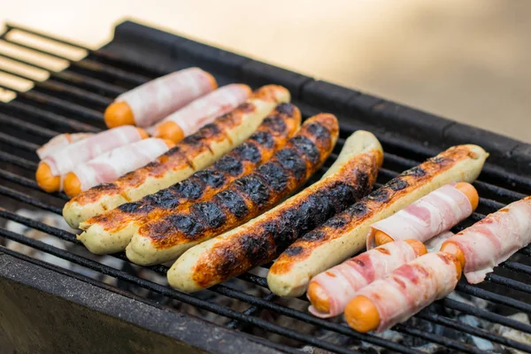 Izgarada ızgara sosis. Seçici odak.