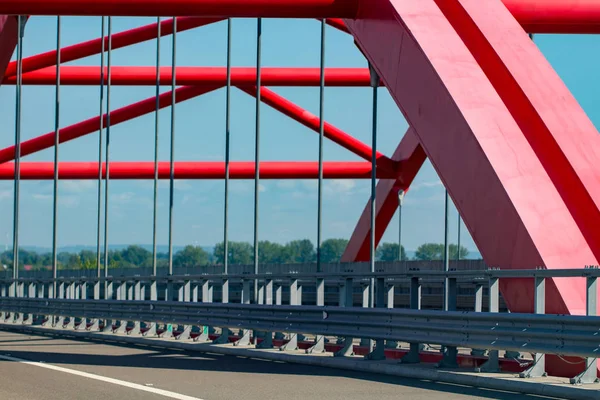 Otoyol kavşağı Köprüsü ve arka plan üzerinde güneş.