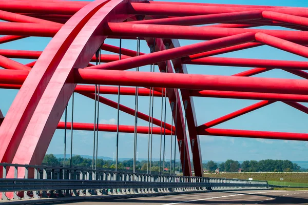 Otoyol kavşağı Köprüsü ve arka plan üzerinde güneş.