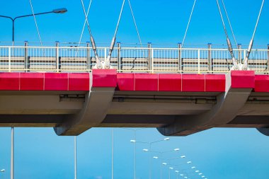 Otoyol kavşağı Köprüsü ve arka plan üzerinde güneş.