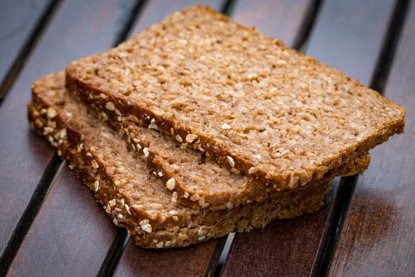 Taze pişmiş ekmek veya ahşap zemin üzerine susam ile topuz.