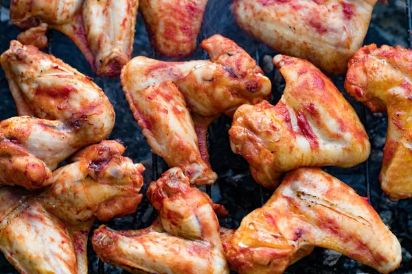 Kruidig Gemarineerde Kippenvleugels Grillen Een Zomer Barbecue Met Hete Vlammen — Stockfoto