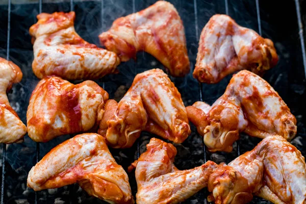 Würzig Marinierte Chicken Wings Grillen Auf Einem Sommergrill Mit Heißen — Stockfoto