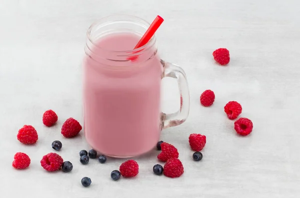 Hermoso Aperitivo Frambuesas Rosadas Batido Frutas Arándanos Batido Frasco Vidrio — Foto de Stock