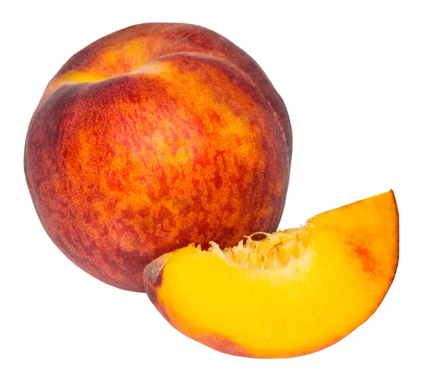 Pfirsich Obst Mit Scheibe Isoliert Auf Weißem Hintergrund — Stockfoto