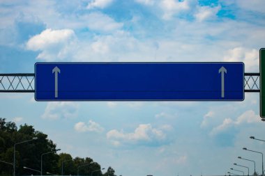 Büyük boş Otoban yol işaret degrade mavi gökyüzü ile.