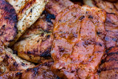 Çeşitli karışık ızgara tavuk eti ve domuz eti, yaz aile akşam yemeği için pişmiş Barbekü ızgara üzerinde kavurma sosis.