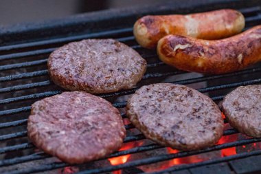Çeşitli karışık ızgara tavuk eti ve domuz eti, yaz aile akşam yemeği için pişmiş Barbekü ızgara üzerinde kavurma sosis.