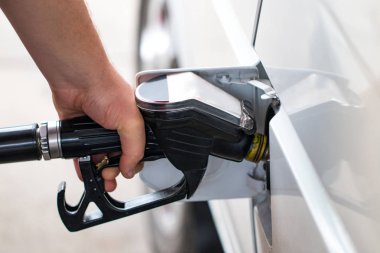 beyaz araba benzin istasyonu, bir benzin tankı araba dolgu boyun yakıt ikmal silah için yakıt ikmali.