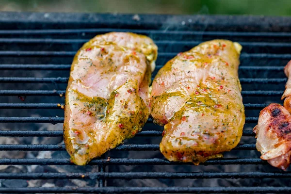 Poitrine Poulet Grillée Sur Gril Flamboyant — Photo