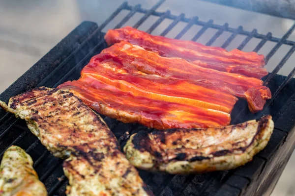 Geassorteerde Mixed Grill Van Kippenvlees Varkensvlees Worstjes Roosteren Barbecue Net — Stockfoto