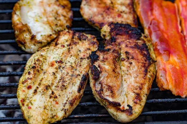 Verschiedene Gemischte Grill Aus Hühnerfleisch Und Schweinefleisch Würstchen Braten Auf — Stockfoto