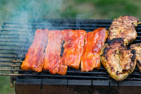 夏の家族の夕食の調理バーベキュー グリッドで焼けるソーセージから各種のミックス グリル — ストック写真