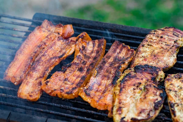 Verschiedene Gemischte Grill Aus Hühnerfleisch Und Schweinefleisch Würstchen Braten Auf — Stockfoto