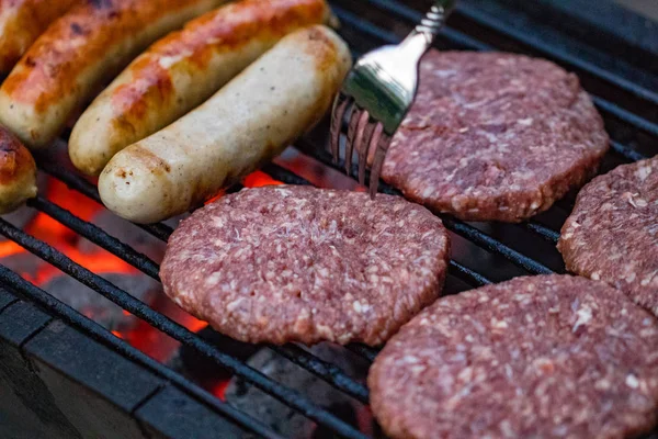 Geassorteerde Mixed Grill Van Kippenvlees Varkensvlees Worstjes Roosteren Barbecue Net — Stockfoto