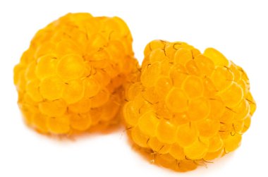 Beyaz arka planda yapraklı sarı ahududu..