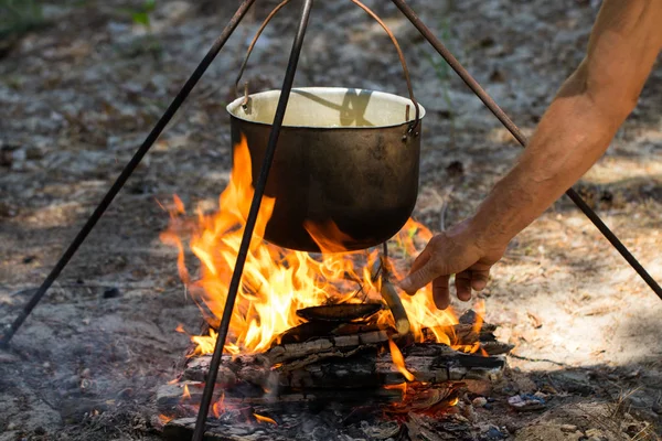 Panela Turística Pendurada Sobre Fogo Tripé Cozinhar Campanha — Fotografia de Stock
