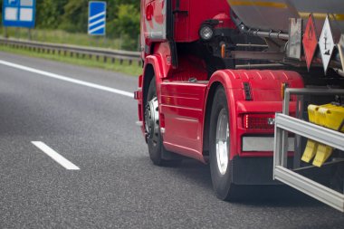 Krom kamyon tekerleği portre. Ağır kamyon tekerleği.